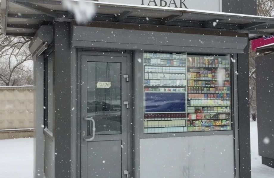 Табачный магазин на выходе из метро на юге города