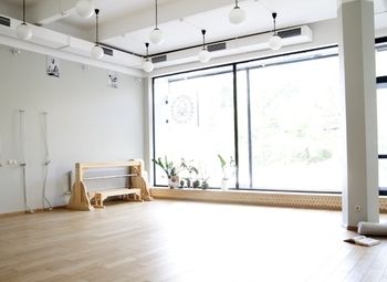 Студия для йоги и проведения мероприятий с мансардным помещением