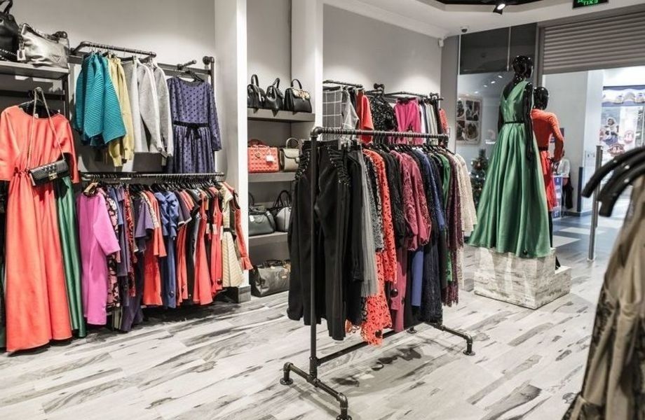 Магазин стильной одежды в крупном ТЦ по цене товарных остатков