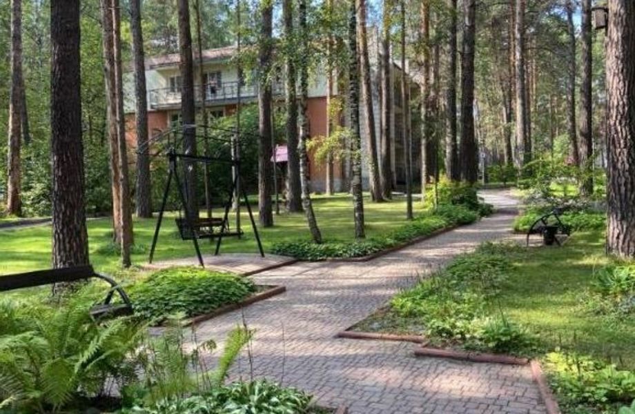 Отель с рестораном в лесу на берегу реки.