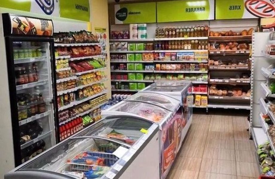 Продуктовый магазин в густонаселенном спальном районе