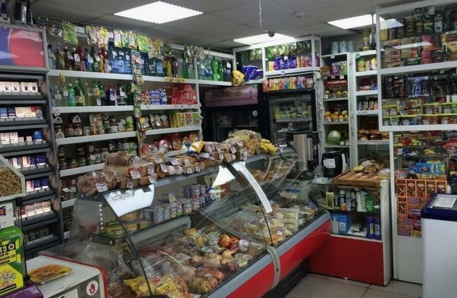 Продуктовый магазин в спальном районе на дороге к метро