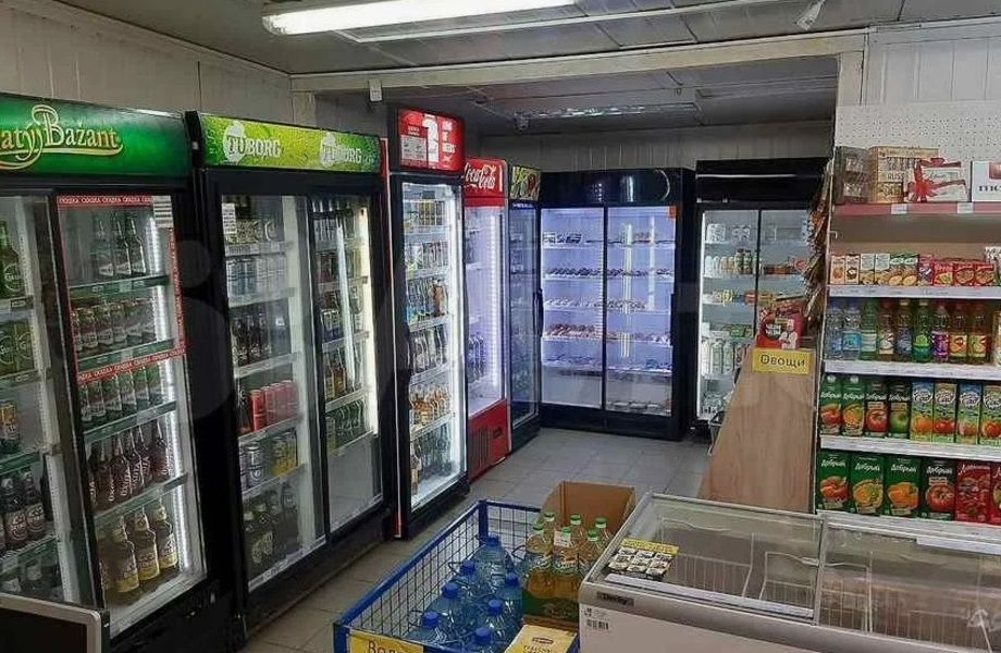 Продуктовый магазин в спальном районе на дороге к метро