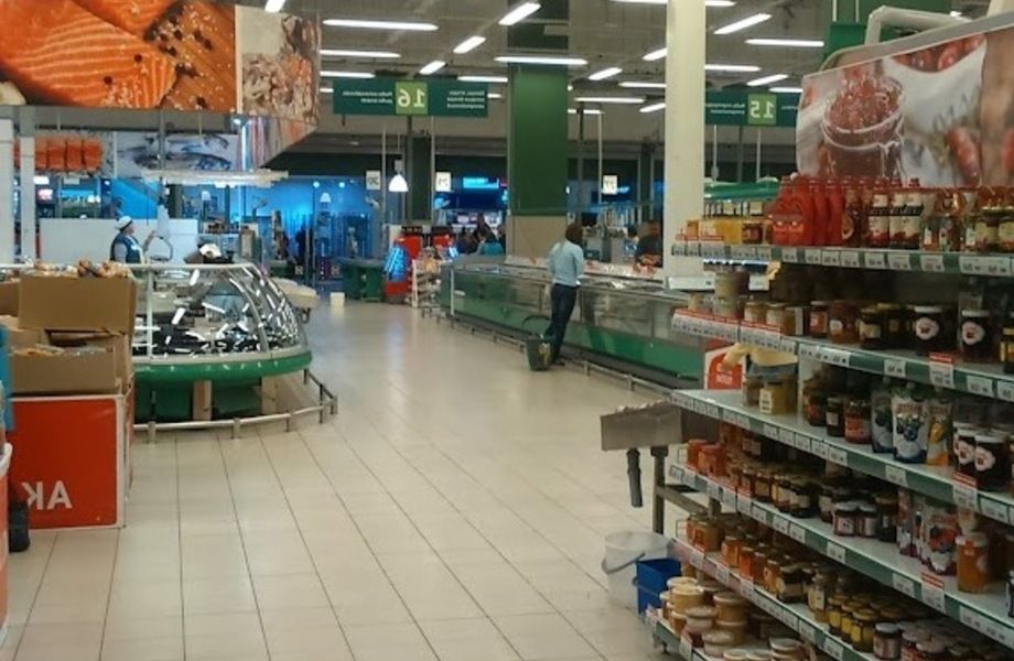 Продуктовый магазин в жилом районе в многоэтажке