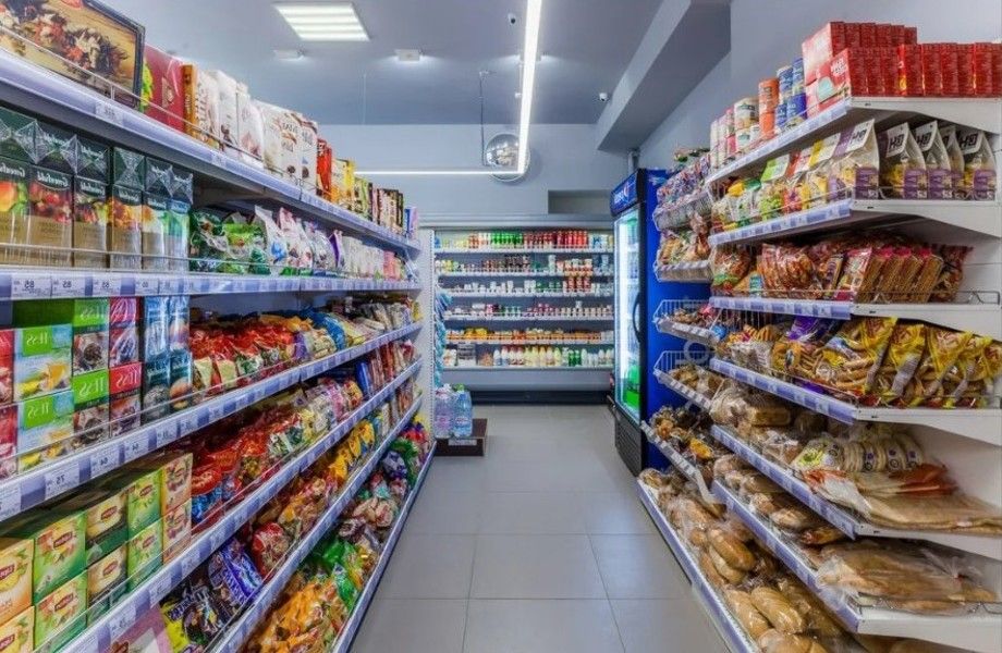 Продуктовый магазин в проходном месте, в жилом массиве