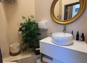 Фото 2 Салон красоты у метро в проходном месте и доходностью 250 тыс.
