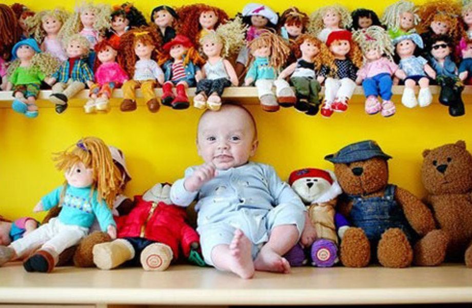 Много игрушек кукол. Много игрушек. Много разных игрушек. Современные детские игрушки. Много маленьких детей с игрушками.