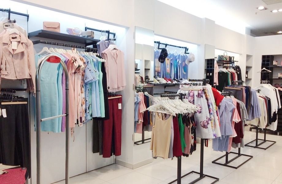 Магазин женской одежды в популярном торговом комплексе