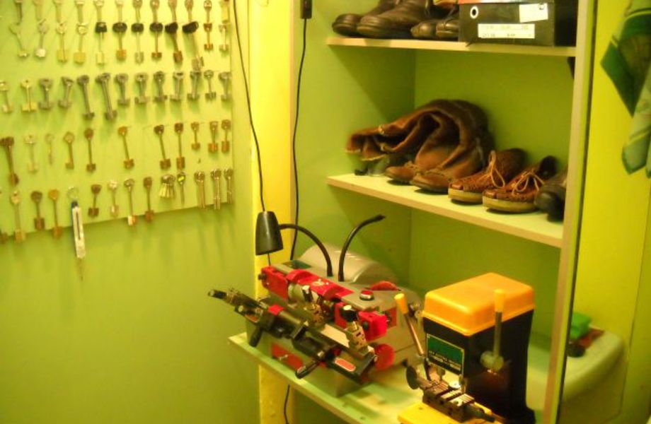 Мастерская по ремонту обуви и ключей (Низкая аренда)