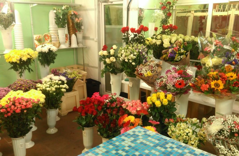 Цветочный магазин и ателье рядом с метро
