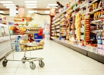 Фото Продуктовый магазин в центре города
