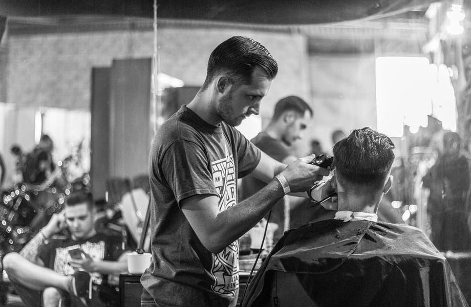 Перспективная мужская парикмахерская в центре города