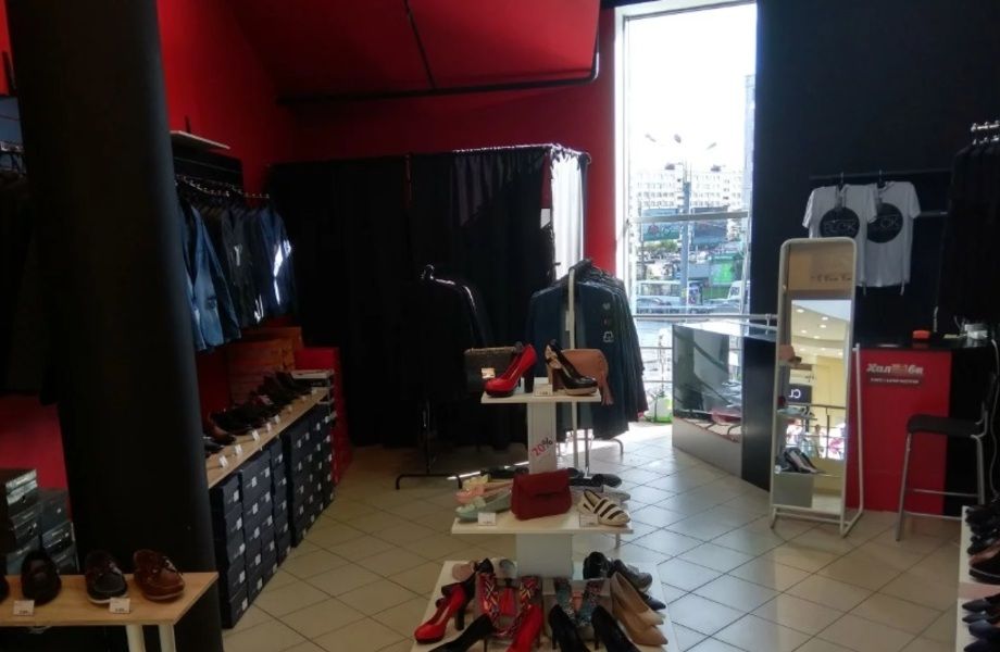 Магазин одежды и обуви в популярном ТРК