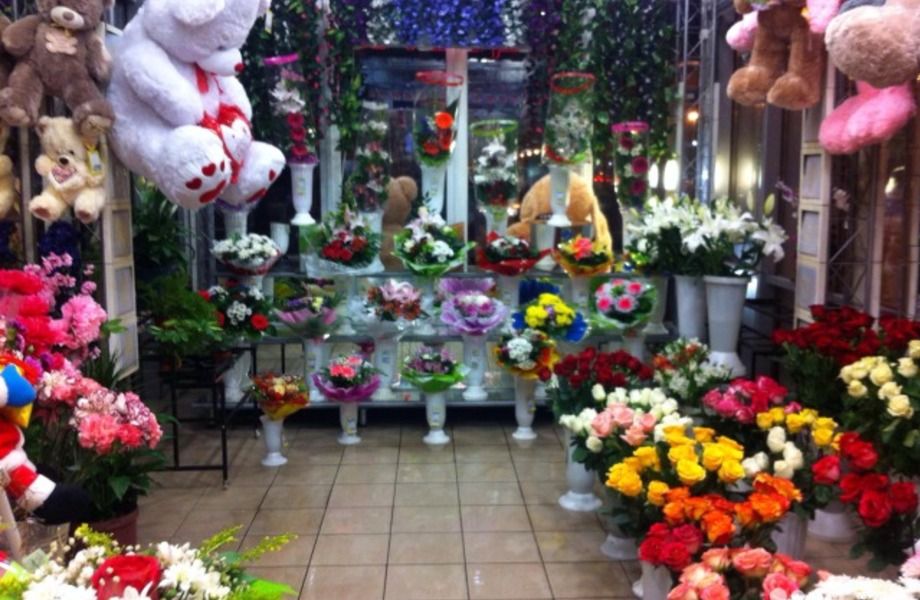 Цветочный магазин с подарками на севере города