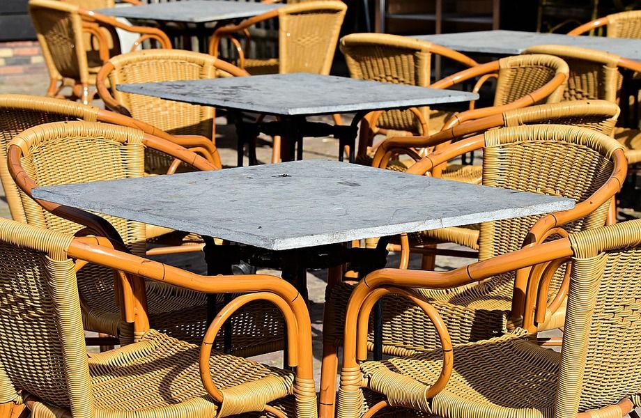 Уличные столики для кафе. Стол для уличного кафе. Уличные столы и стулья для кафе.