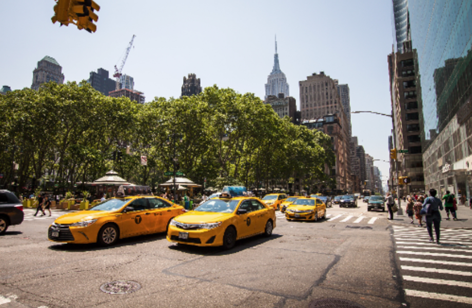 Крупная служба такси 40 автомобилей в собственности