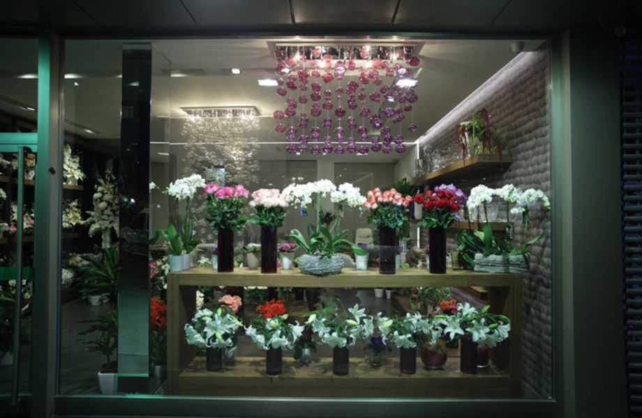 Ночной цветочный магазин. Цветочная витрина. Витрина с цветами. Витрина цветочного салона. Интерьер магазина цветов.