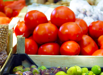 Фото 2 продуктовых магазина с кафе.