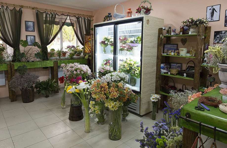 Дом цветов и подарков. Интерьер цветочного магазина. Цветочный магазин внутри. Интерьеры маленьких цветочных магазинов. Обустройство цветочного магазина.