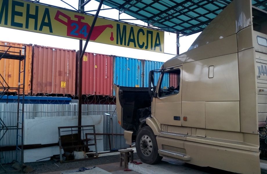 Станция замены масла для грузовых авто на выезде из города