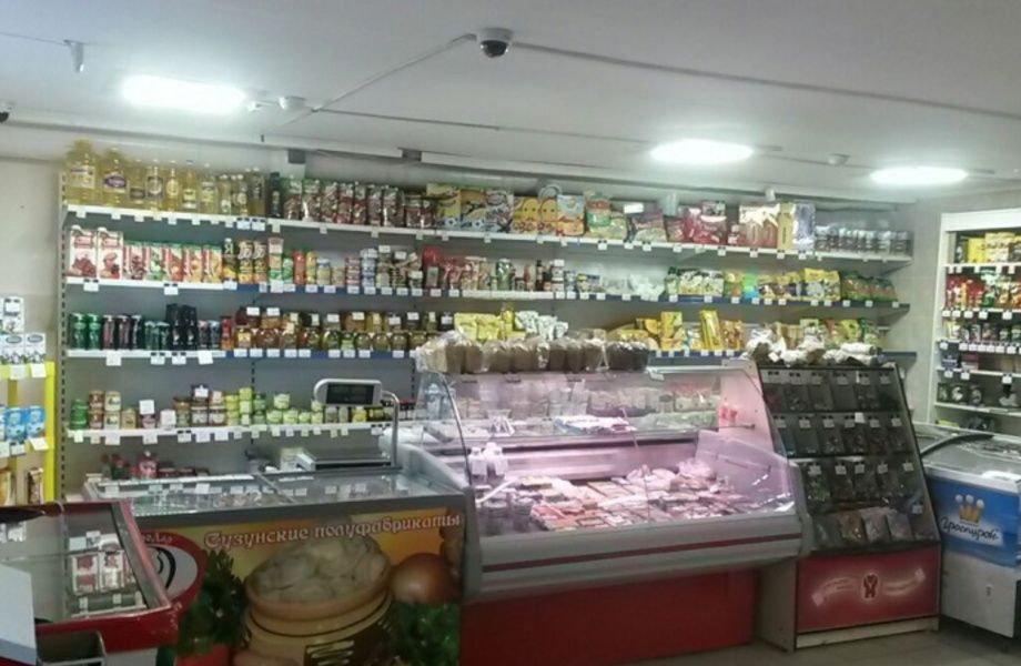 Магазин продукты в проходном месте у метро