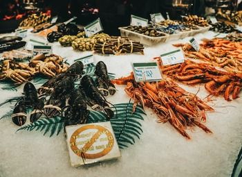 Фото Торговая точка на рынке по продаже деликатесов .