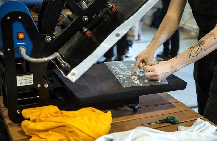 Студия печати на футболках с базой постоянных клиентов 