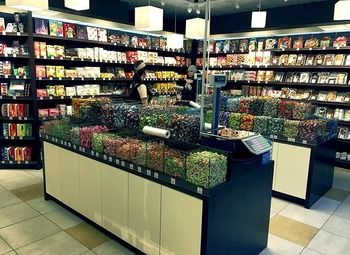 Фото Магазин конфет в проходном месте