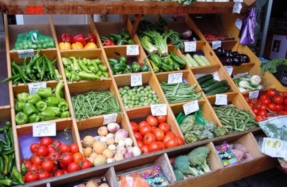 Точка по продаже овощей и фруктов в спальном районе