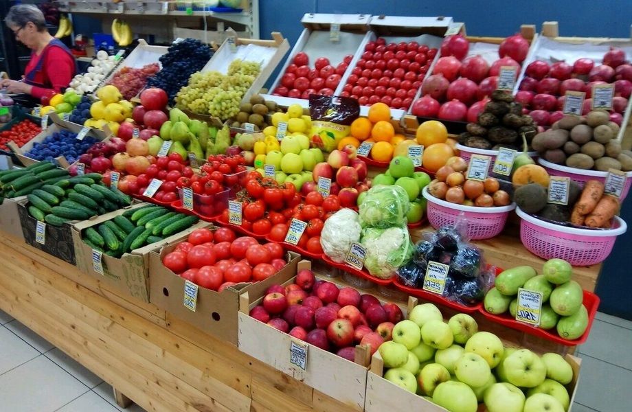 Продажа овощей магазины. Магазин овощей и фруктов. Прилавок с овощами и фруктами. Магазин овощи фрукты. Овощной магазин.