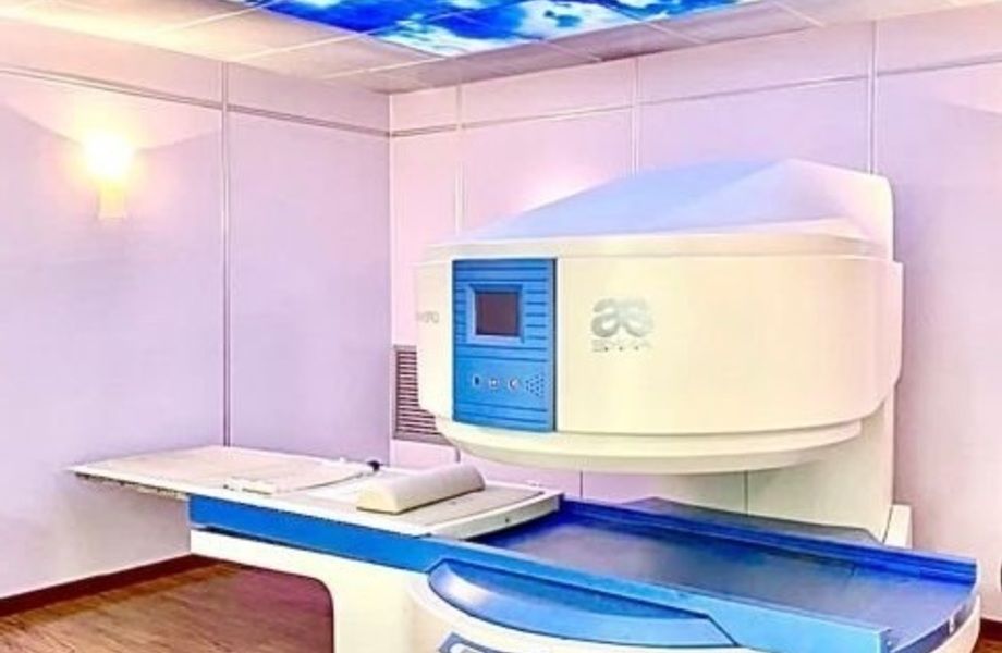 Диагностический кабинет с МРТ на территории клиники (9 лет)