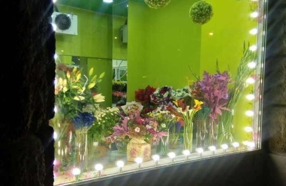 Прибыльный магазин цветов в проходимом месте у метро