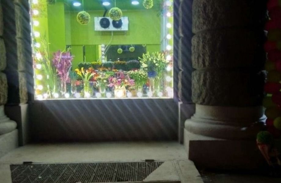 Прибыльный магазин цветов в проходимом месте у метро