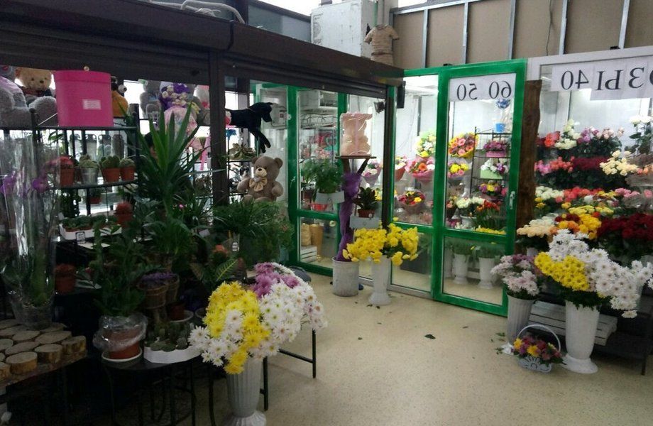 Магазин цветов у метро / С товарным остатком