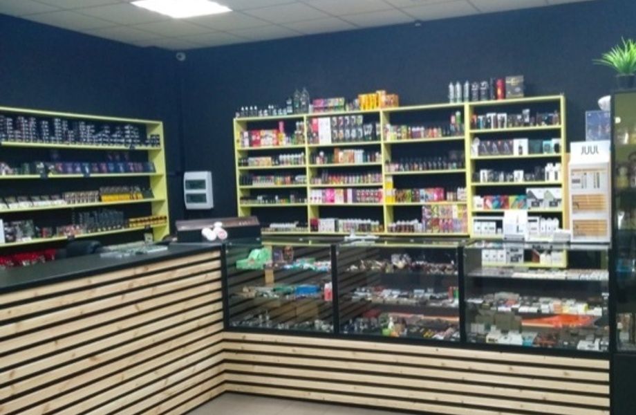 Табачный отдел в продуктовом магазине / прибыль 100 000