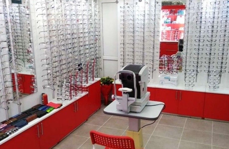 Магазин оптики с кабинетом врача (работает 8 лет)