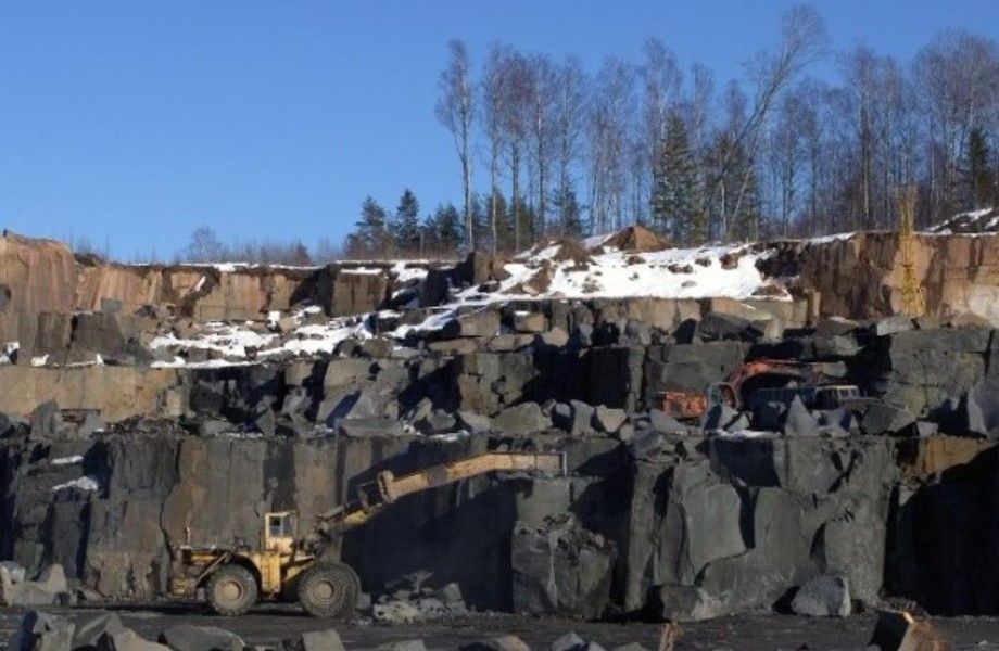 Разработанный гранитный карьер в Карелии / Запасы 134,700,000 тонн