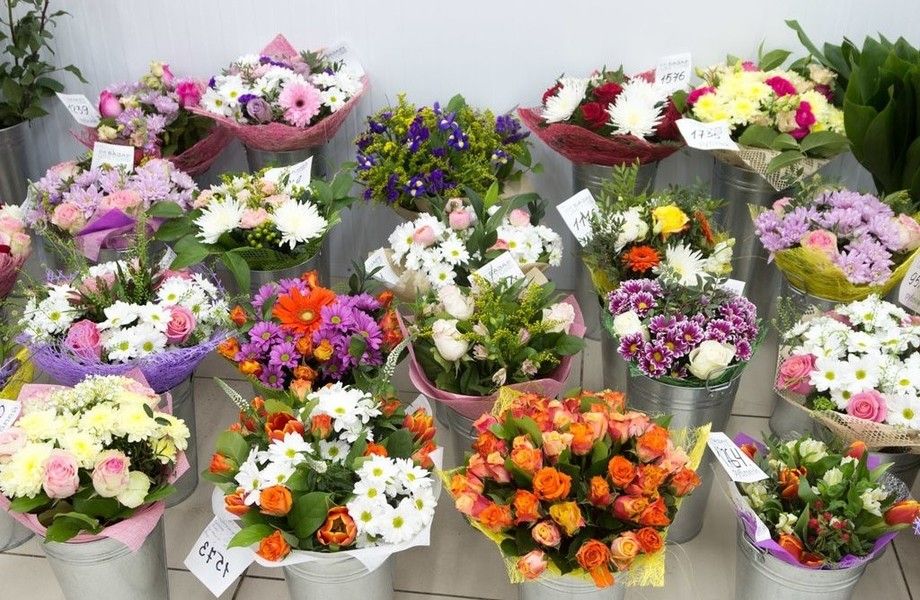Доставка цветов недорого цветочная база. Оптовая база цветов. Оптовый магазин цветов. Цветы на базе.