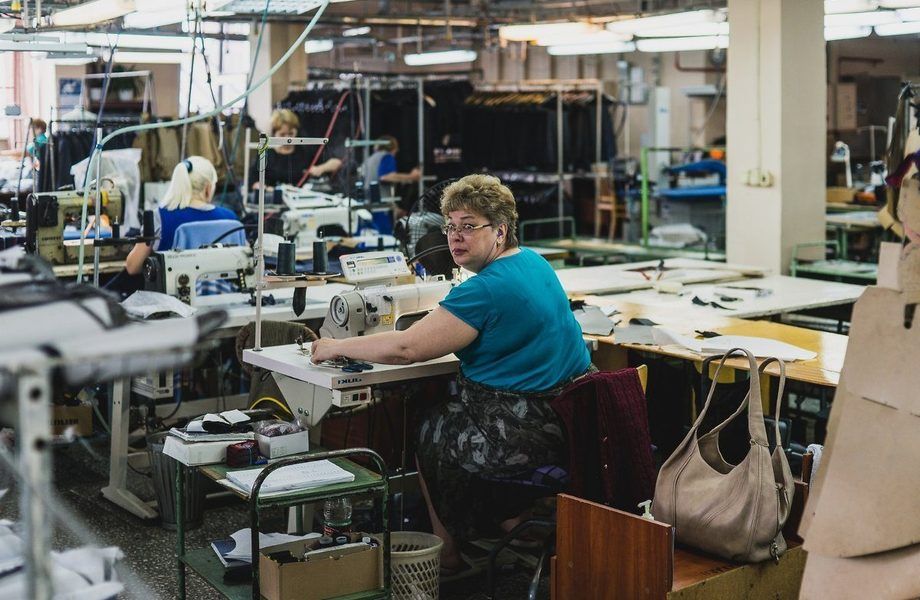 Швейная фабрика. Новосибирская швейная фабрика. Фабрика одежды. Швейная промышленность. Московская фабрика одежды