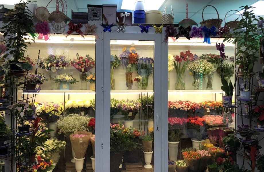 Цветочный магазин с трафиком у метро