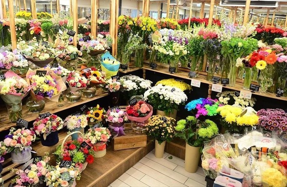 Цветочные магазины сергиев. Ассортимент цветочного магазина. Ассортимент цветов в цветочном магазине. Цветы магазинные. Интерьер цветочного магазина.