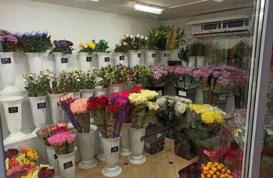 Цветочный магазин на севере города в проходимом месте