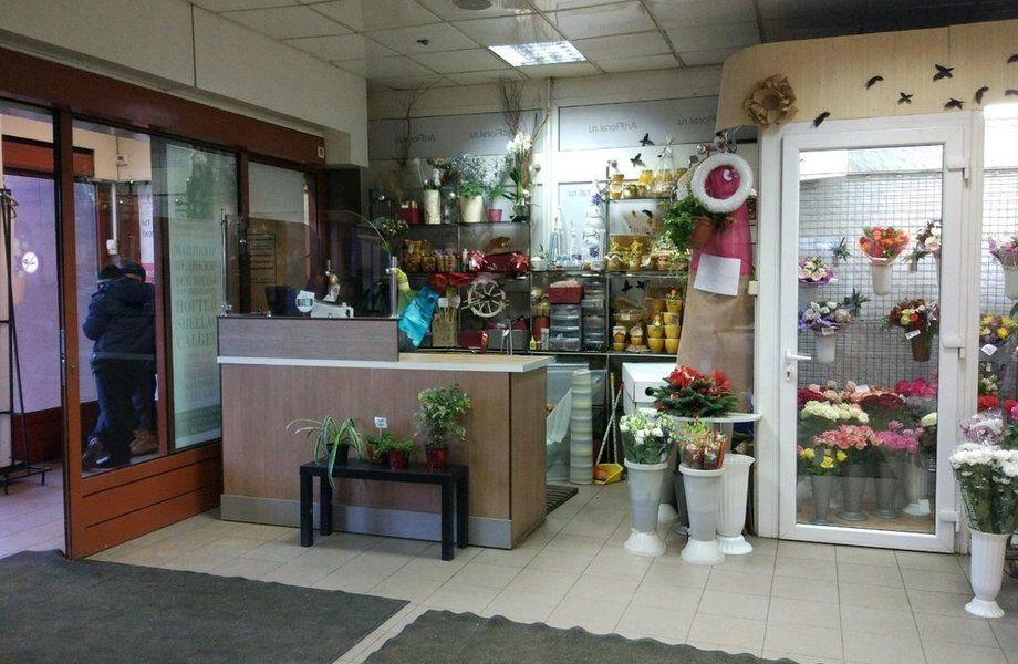 Магазин цветов с товарным остатком / У метро