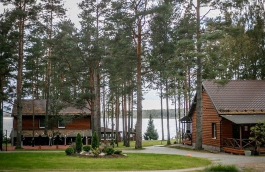 База отдыха на берегу озера в Петергофе \ В Собственность с землёй 