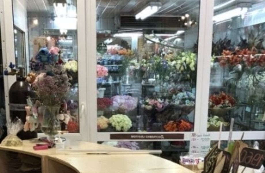 Магазин цветов в Подмосковье в прикассовой зоне сетевого продуктового