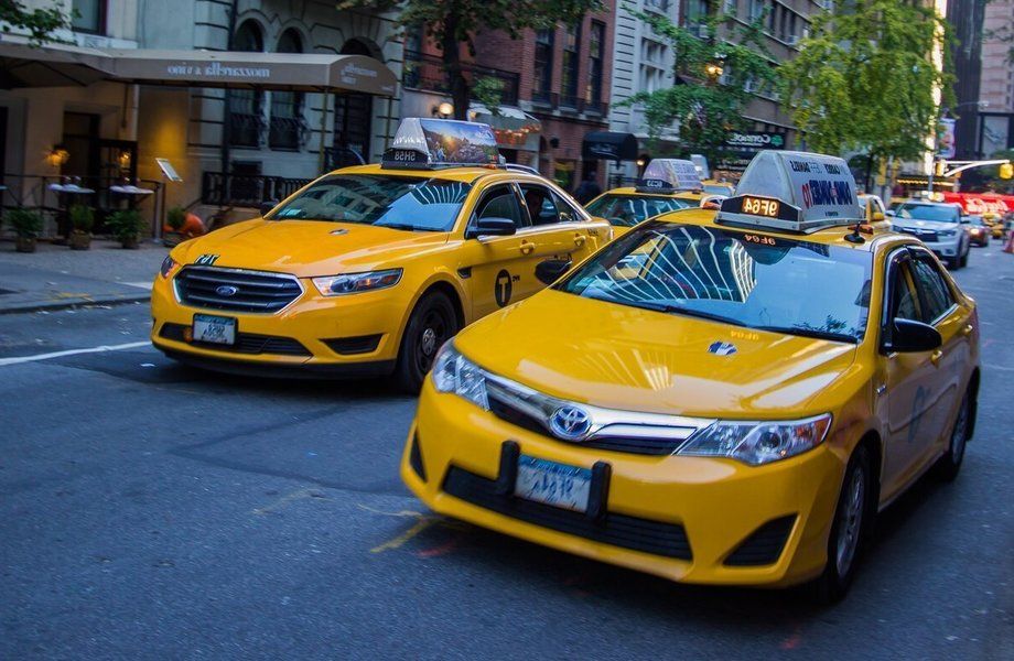 Таксопарк с большим парком машин 