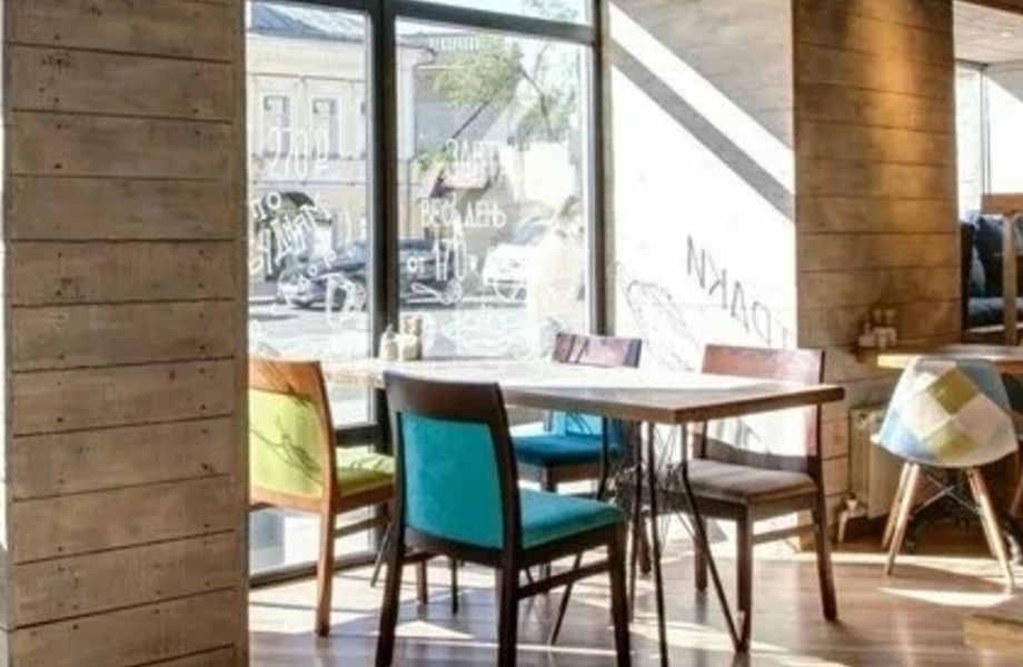 Кофейня с личным брендом в новом районе со светлым ремонтом