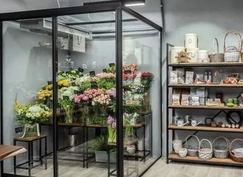 Фото Магазин цветов из витринного окна которого виден весь холодильник