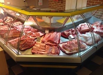 Фото Действующий мясной отдел в продовольственном магазине