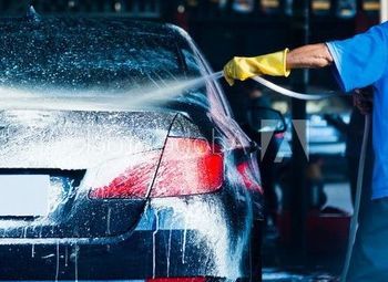 Фото Автомойка самообслуживания на большом автомобильном трафике